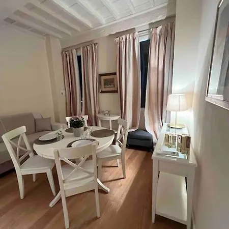 아파트 Cozy Santa Maria Novella Uffizi Duomo 2beds-2baths 피렌체