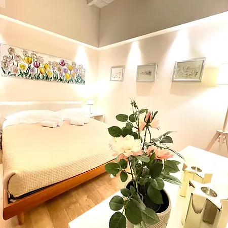 Cozy Santa Maria Novella Uffizi Duomo 2beds-2baths * 피렌체