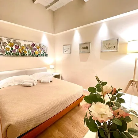 Cozy Santa Maria Novella Uffizi Duomo 2beds-2baths * 피렌체